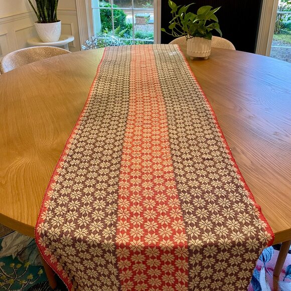 Inabel bed or table runner, Burgundy/ red from the Philippines - Picture 1 of 5